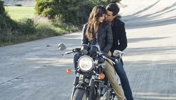 Mario Casas y Clara Lago montados en moto en 'Tengo ganas de ti'