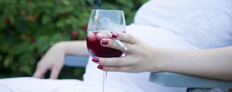 No debes fumar ni beber alcohol durante el embarazo
