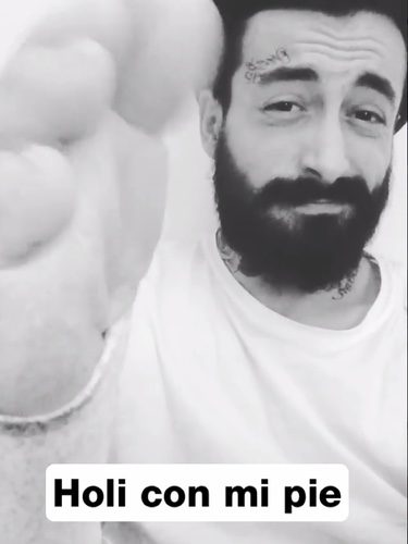 Aritz saludando con su pie/ Fuente: Instagram