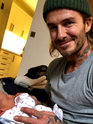 Beckham con su nueva sobrina la pequeña Peggy en brazos/Instagram