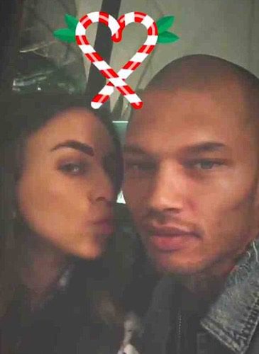 Chloe Green y Jeremy Meeks en su vídeo navideño Fuente: Instagram