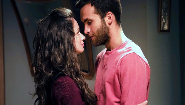 Karina y Carlos, enamorados en 'Cuéntame cómo pasó' / Foto: TVE