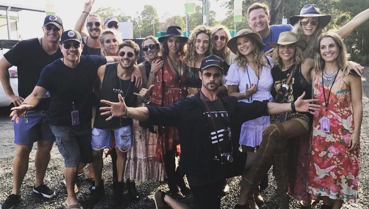 Elsa Pataky junto a su marido y amigos en el Blue Fest | Fuente: Instagram Elsa Pataky