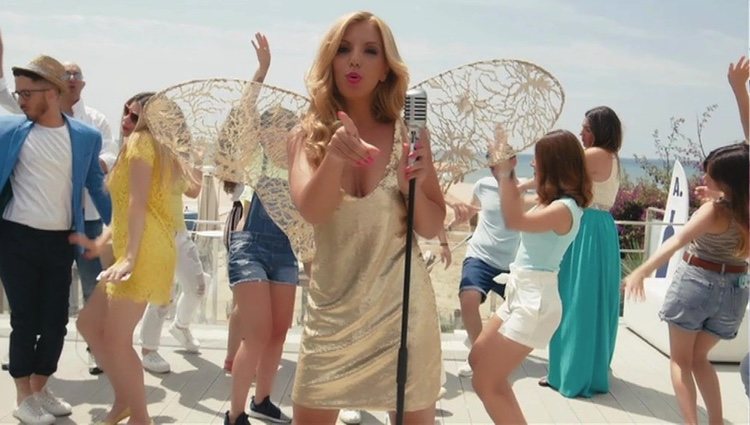 Rebeca en el videoclip de la sintonía de 'Cazamariposas'
