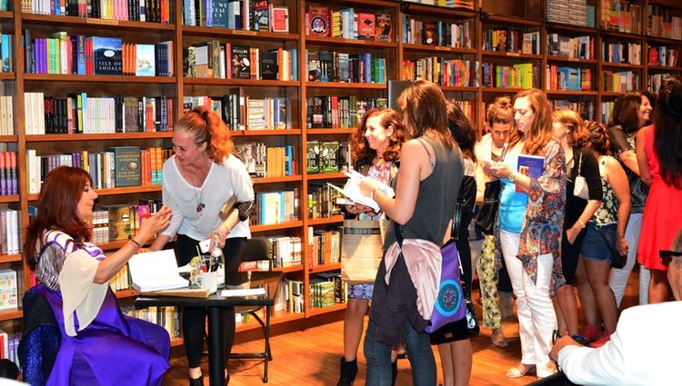 Ludovica Squirru firmando libros / Ludovicasquirru.com