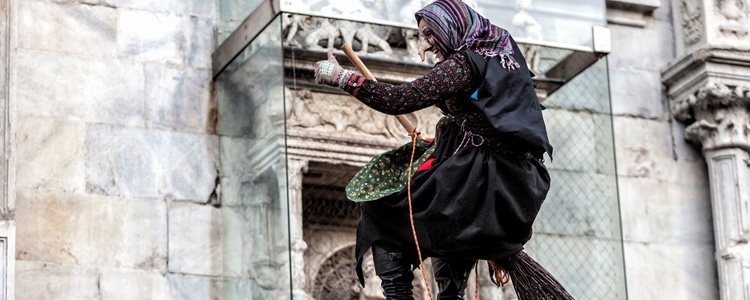 La Befana es una bruja típica de Italia que reparte regalos a los niños
