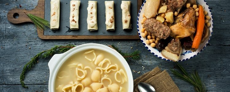 La comida típica de este día son los canelones de San Esteban, cuyo relleno son las sobras de la escudella