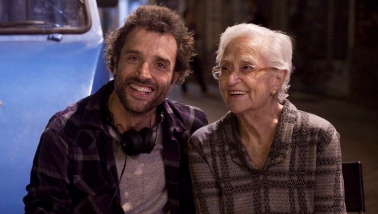 Daniel Guzmán con su abuela Antonia/ Foto: Twitter