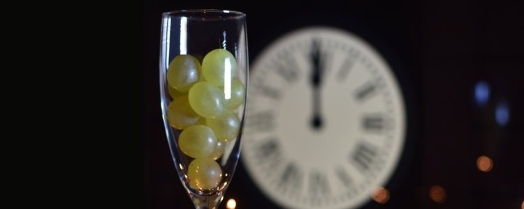 Multitud de personas se reúnen ante el televisor para despedir el año