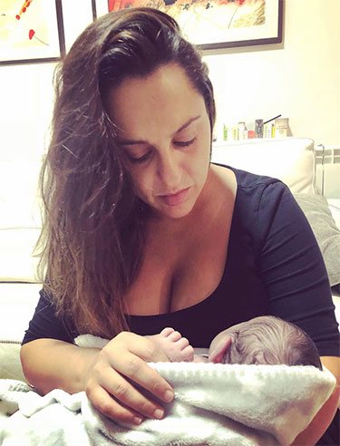 Pepa Rus con su bebé recién nacida en brazos / Instagram