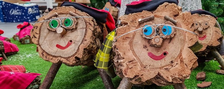 Representa al tronco que ardía en la chimenea de los más pobres, que les daba luz y calor en invierno