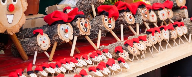 La tradición indica que para hacerlo 'cagar' el leño debe estar encendido