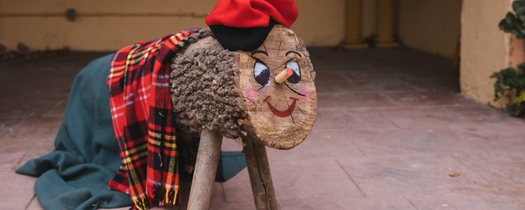 Los niños dejan de golpearlo cuando cae un objeto simbólico que indica que la ceremonia finalizó