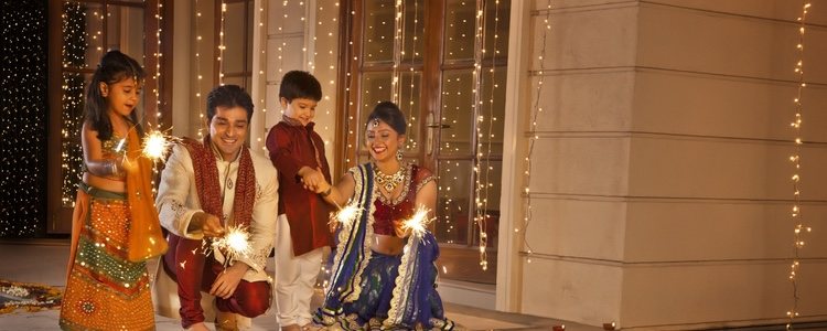 Las familias y los amigos se unen para intercambiar regalos