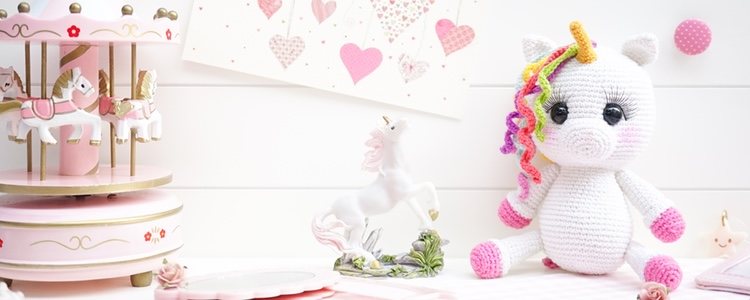 My lovely unicorn es de 83 centímetros de alto, permitiendo cabalgar en él