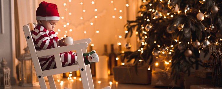 El Apalpador lleva boina negra, pantalón de parches y chaqueta colorida