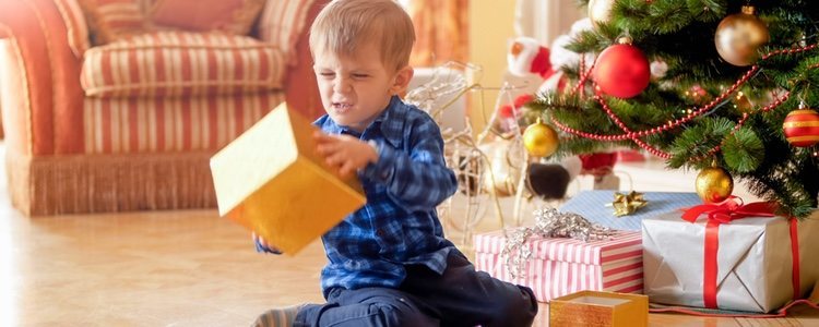 Es divertido ver cómo tu hijo descifra la manera de abrir el regalo