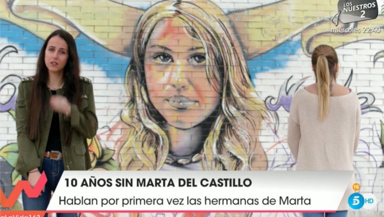 Lorena y Marta del Castillo frente a un grafiti en honor a su hermana/Foto:Mitele