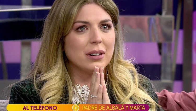 Marta Albalá rompe a llorar después de hablar con su padre por teléfono / Foto: telecinco.es