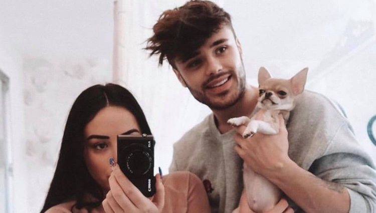 Marnie Simpson y Casey Johnson posan con su perro
