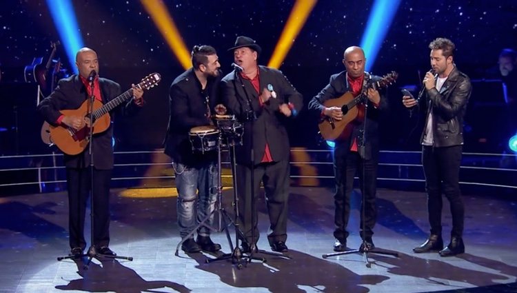 Antonio Orozco y David Bisbal cantando junto a Los D´Orlando l Foto: antena3.com