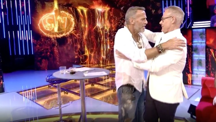 Carlos Lozano abraza a Jordi González / Telecinco.es