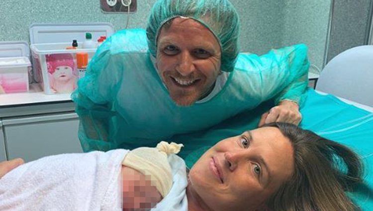 Álvaro de la Lama y Emilia Alfaro con su segundo hijo Santi