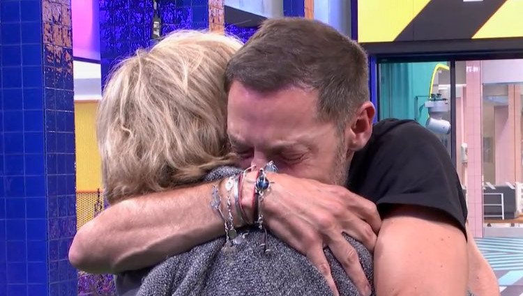 Antonio David se abraza llorando a Mila tras su discusión | cuatro.com