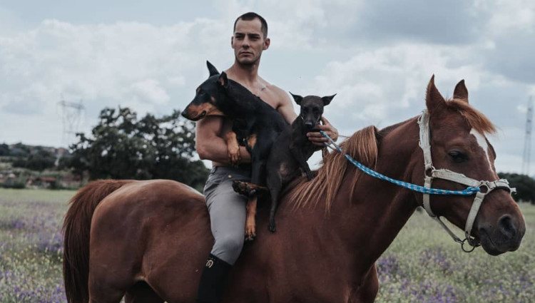 Joel Bosqued posa junto a su caballo y sus dos perros | Instagram