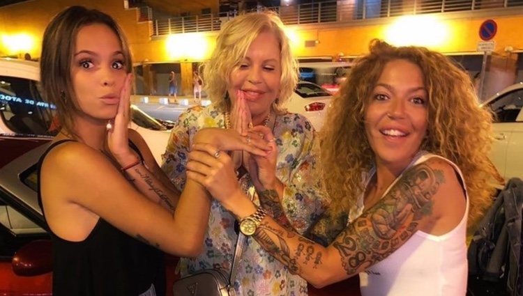 Gloria Camila y Sofía Cristo escenificando un falso compromiso/ Foto: Instagram