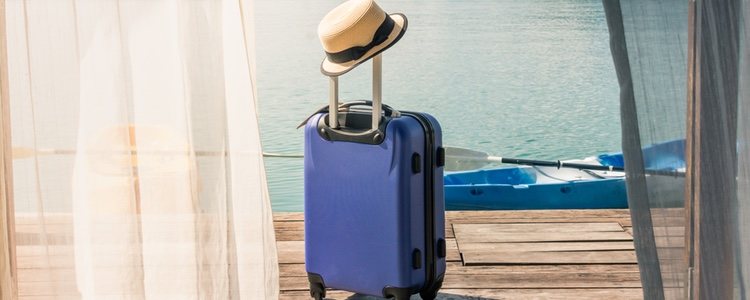 En Colombia, hacer la maleta y pasear con ella creen que atraerá a los viajes