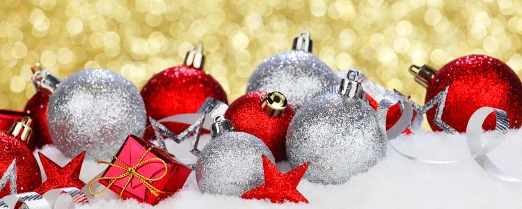 Combina el plata con tonos rojos