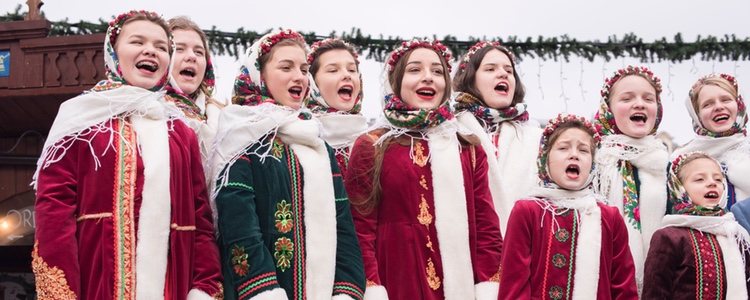 Hay personas que van casa por casa cantando villancicos