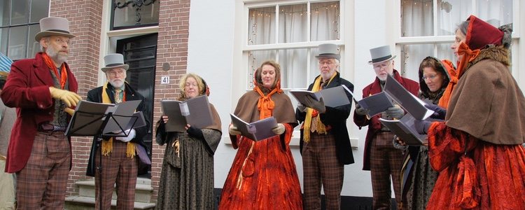 Otras personas se desplazan a hospitales para cantarles a enfermos