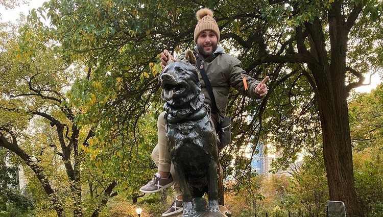 Kiko Rivera subido en la estatua de Balto | Instagram