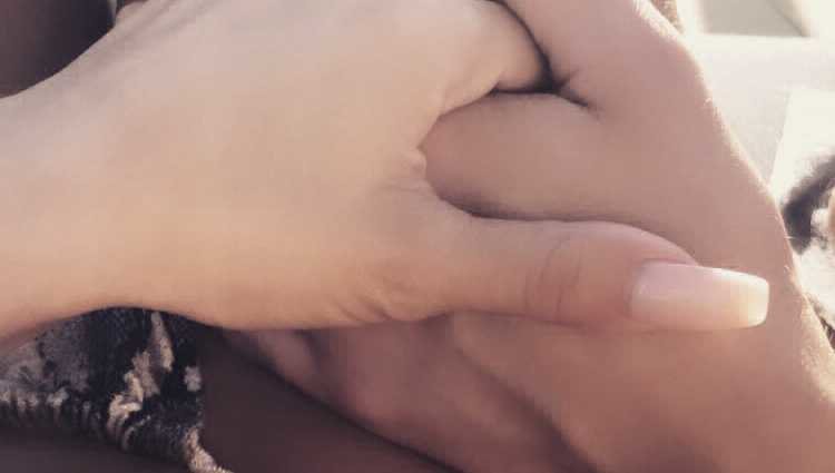 Silvia Sicilia cogida de la mano de su nuevo novio/foto:Instagram