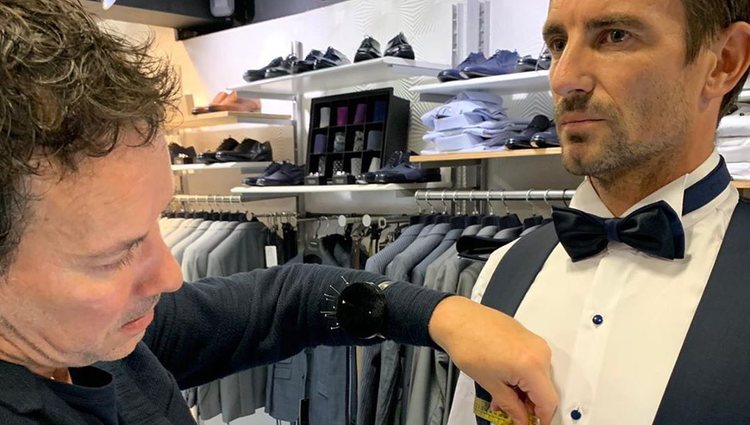 Prueba del traje de Tommy Robredo para la boda/Foto: Instagram