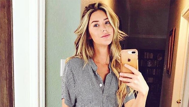 Kylie Rae Harris posando frente al espejo/ foto: Instagram