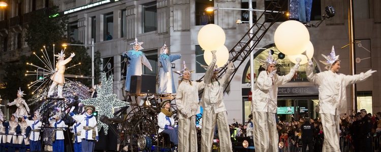 En esta cabalgata los Reyes Magos suelen tirar dulces y chucherías