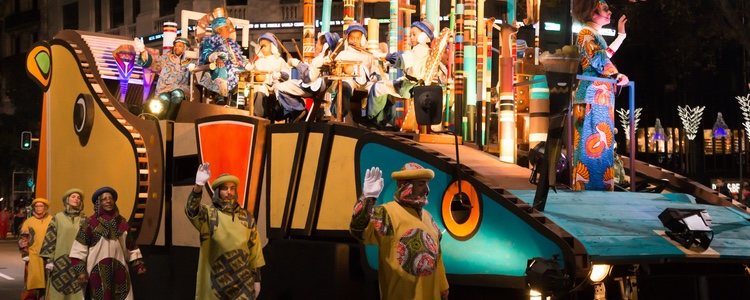 Se trata de una fiesta con acrobacias, payasos y gente disfrazada