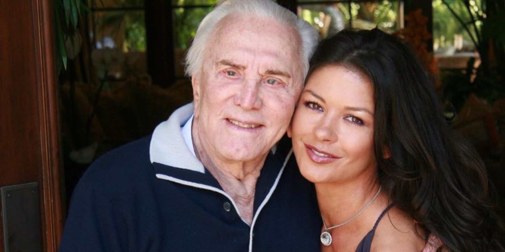 Catherine Zeta-Jones, muy triste por la muerte de su suegro Kirk Douglas: "Siempre te querré"