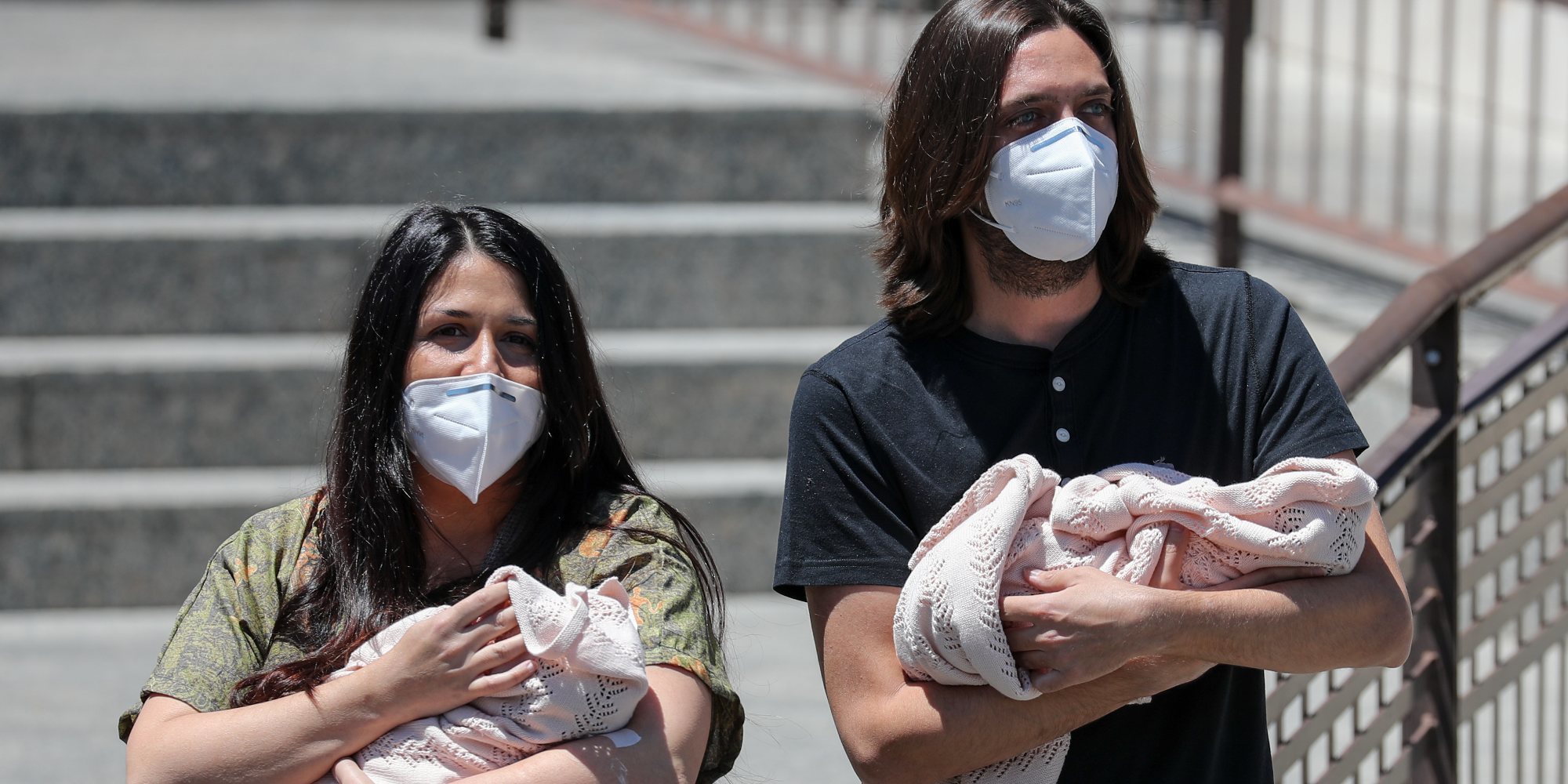 Sara Verdasco y Juan Carmona salen del hospital con sus mellizas Valentina y Carmen