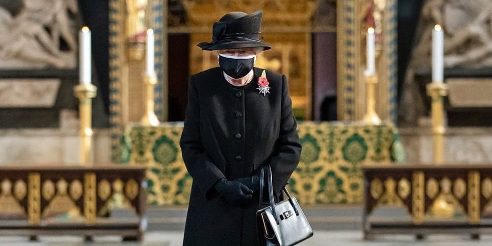 La Reina Isabel aparece por primera vez con mascarilla en un acto en el que ha recordado su boda