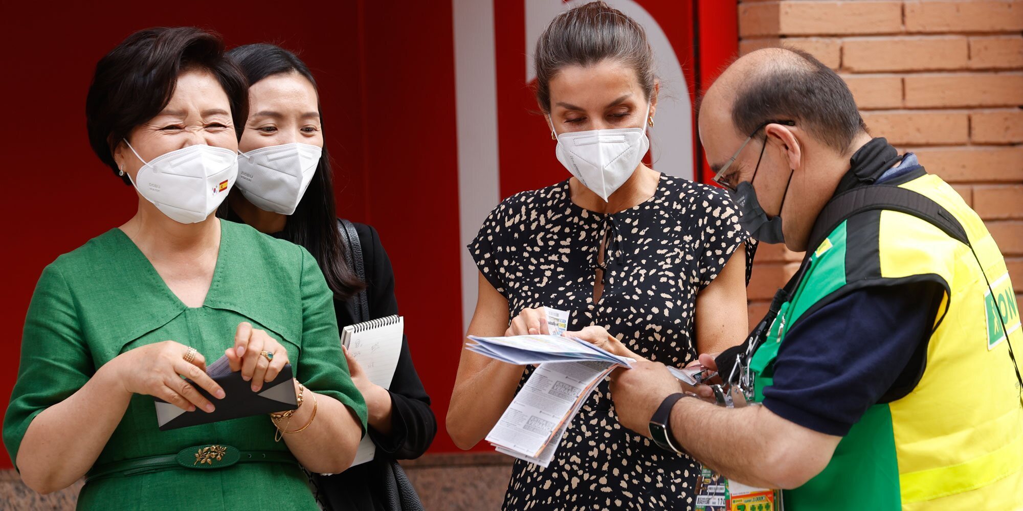 La Reina Letizia y la Primera Dama de Corea del Sur prueban suerte comprando cupones en su visita a la ONCE