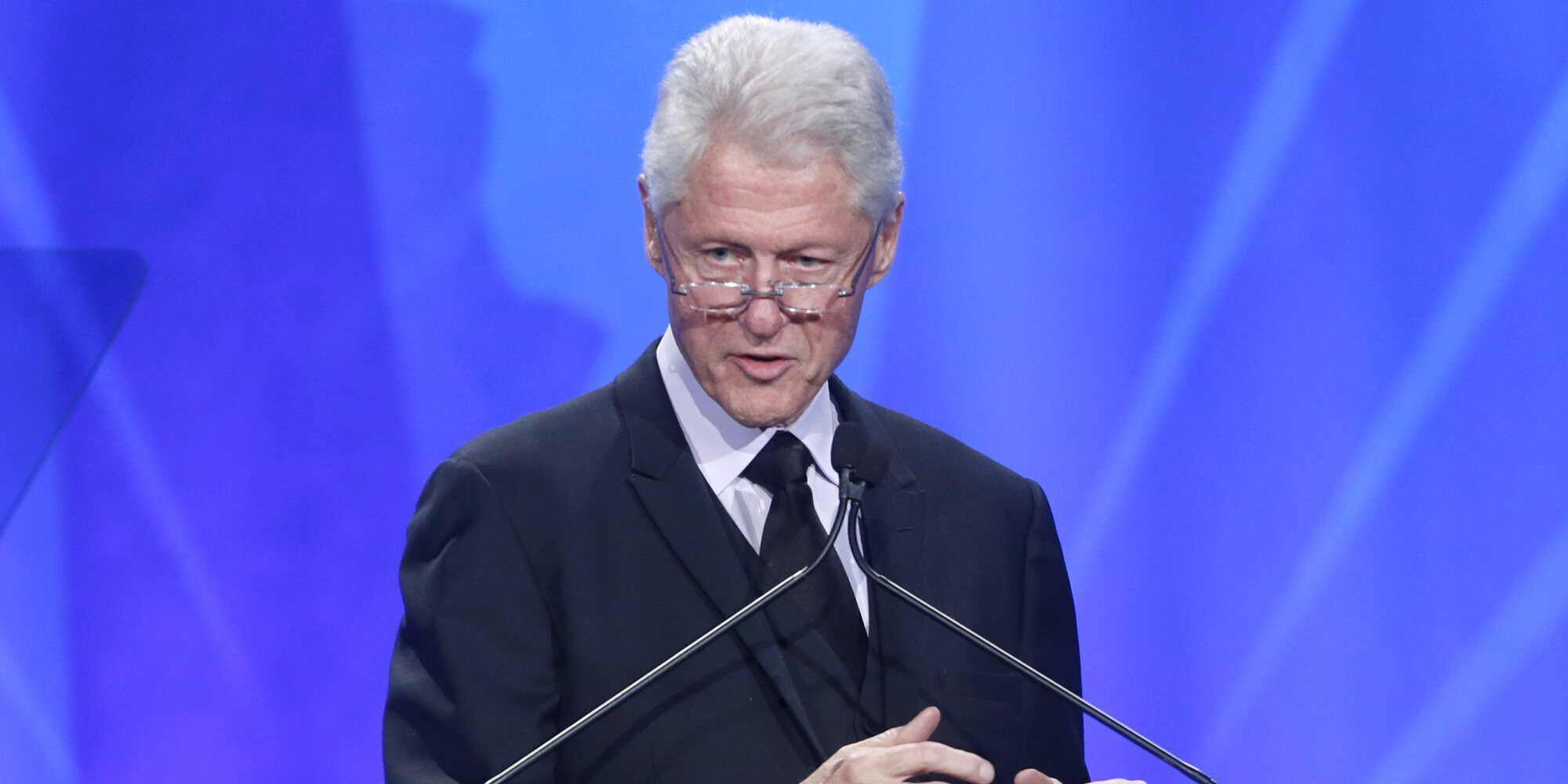 Bill Clinton, muy contento por su vuelta a casa tras recibir el alta hospitalaria, reaparece en redes sociales