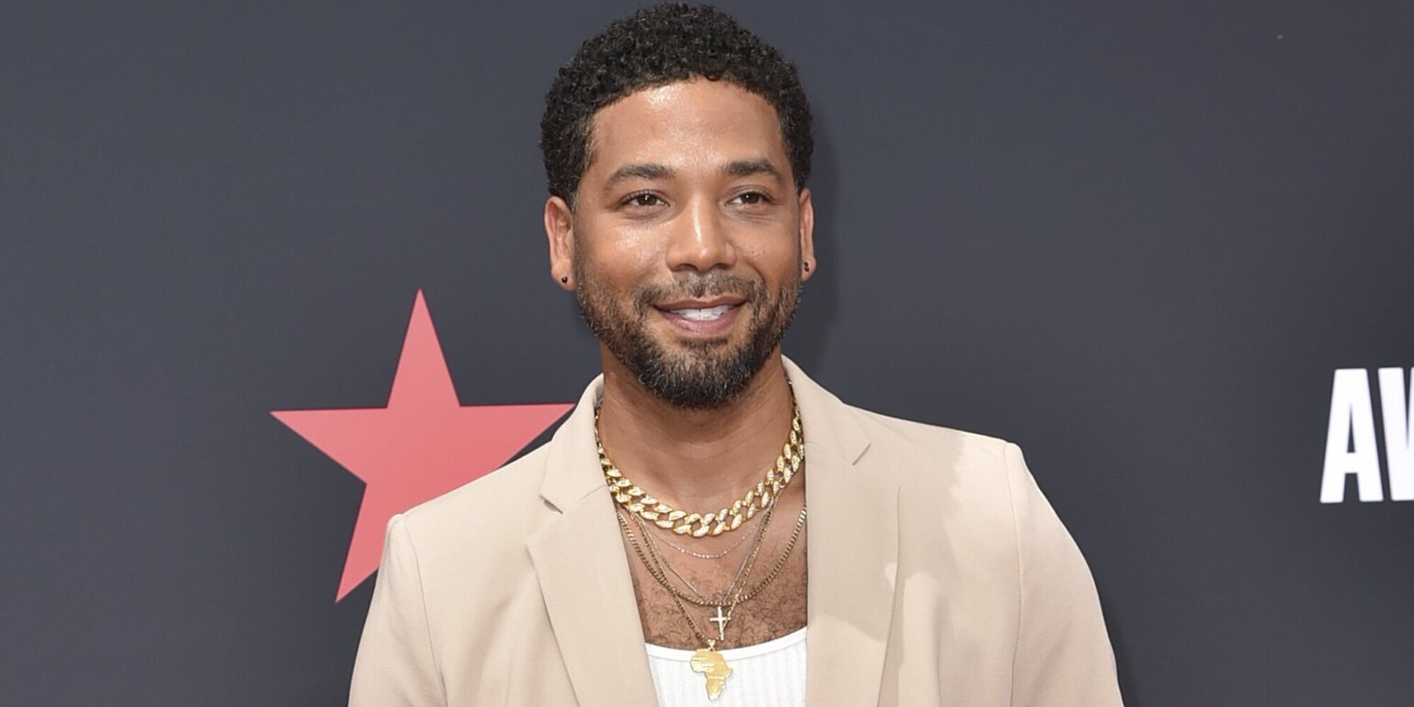 Jussie Smollett reaparece en la alfombra roja de los BET tres meses después de salir de prisión