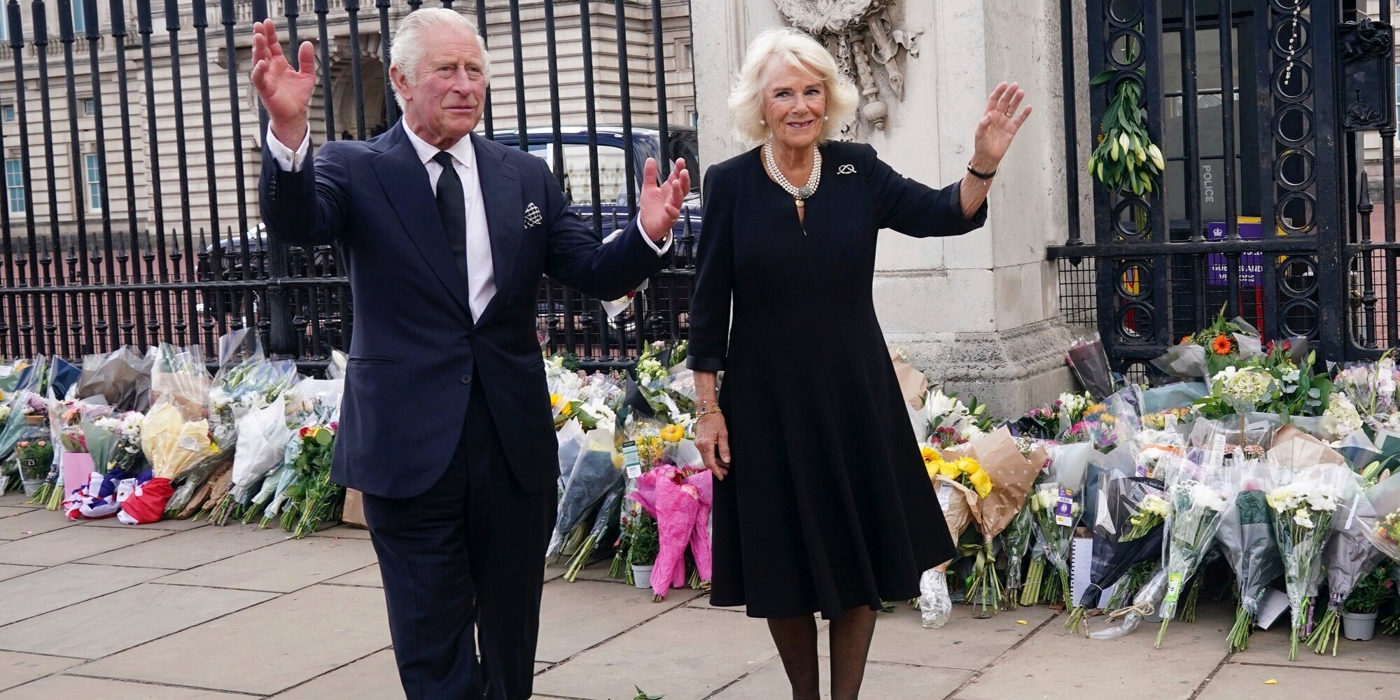 Los Reyes Carlos y Camilla se dan un baño de masas a las puertas de Buckingham Palace tras la muerte de la Reina Isabel