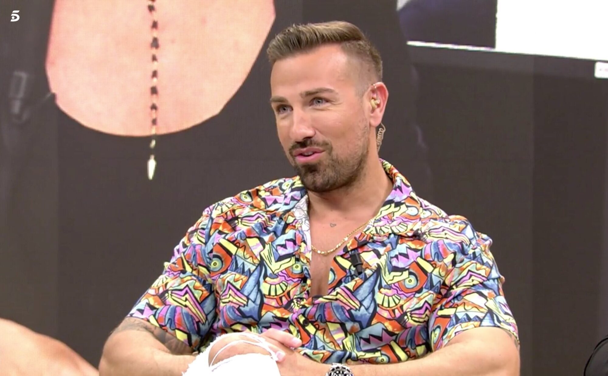 Rafa Mora, acusado de serle infiel a su novia Macarena Millán mientras planea qué hacer tras 'Sálvame'