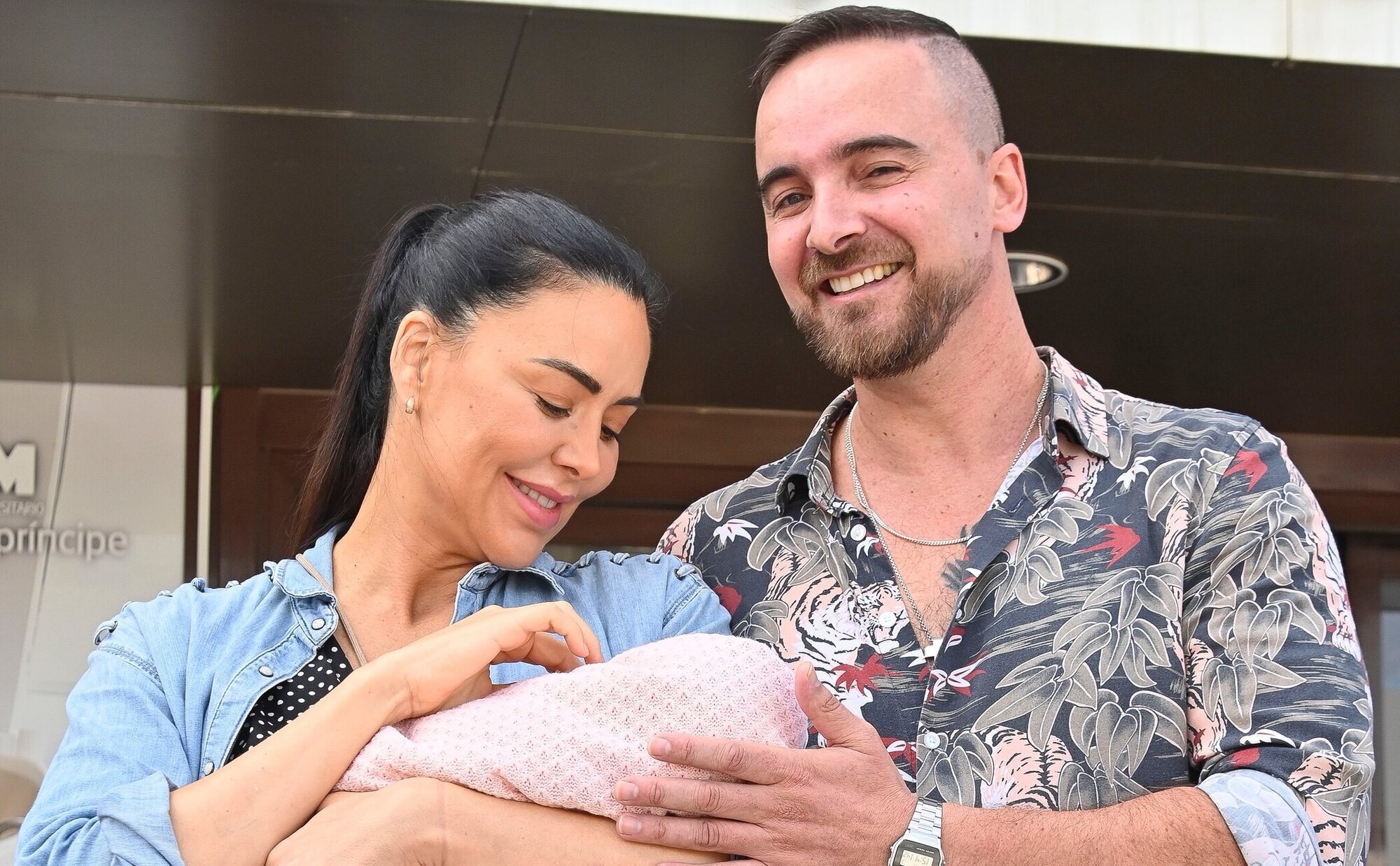 Vania Millán y Julián Bayón presentan a su hija: "Estoy enamorada de esta niña"