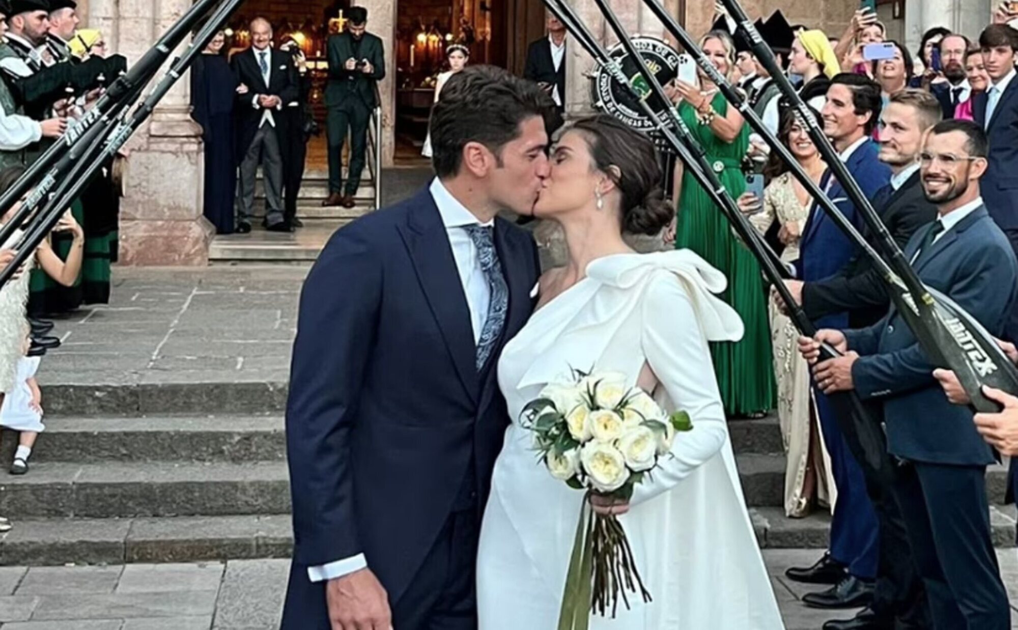 Javier Hernanz y Paula Mocca se casan en una boda marcada por Asturias y el piragüismo